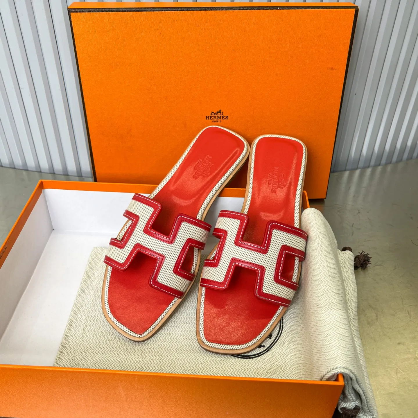 👟👟Ex-factory price 480👟👟 New style in early spring, splicing technology, new revision (Hermès), upgraded packaging, upgraded version and workmanship materials. Hermes®🔴The highest version of handmade shoes on the market ✨✨ Top product Hermès slippers🐎 —————————— The new model in early spring is the same as the original version, handmade by masters! ❥High-end customization, exclusive products, the highest version in the industry⚠❥Using: Hermers upper: Italian imported cowhide + original custom-grade Australian sheepskin feet + genuine leather outsole (pursuing top walking comfort) ✨~~〰〰〰〰❥ Packaging: ✔🚦Pay attention to the packaging➰Top-level exclusive box 〰The original top quality is on sale━━━━Hermes━━━━━ size: 35-40 (34.41.42 custom-made, non-refundable)